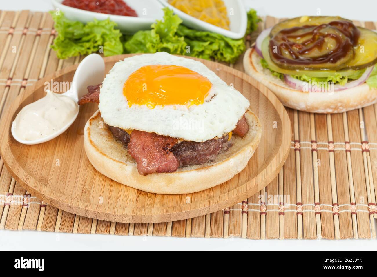 Gustoso hamburger americano con uova di carne e pancetta. Foto Stock