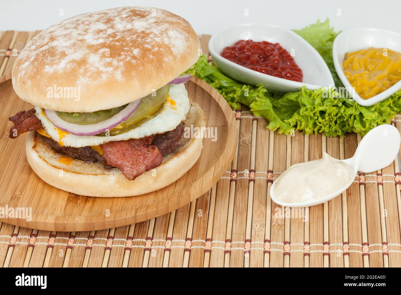 Gustoso hamburger americano con uova di carne e pancetta. Foto Stock