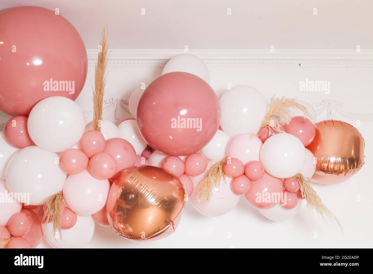 Arco di palloncini rosa e bianco; decorazione festa di compleanno per una ragazza. Foto Stock