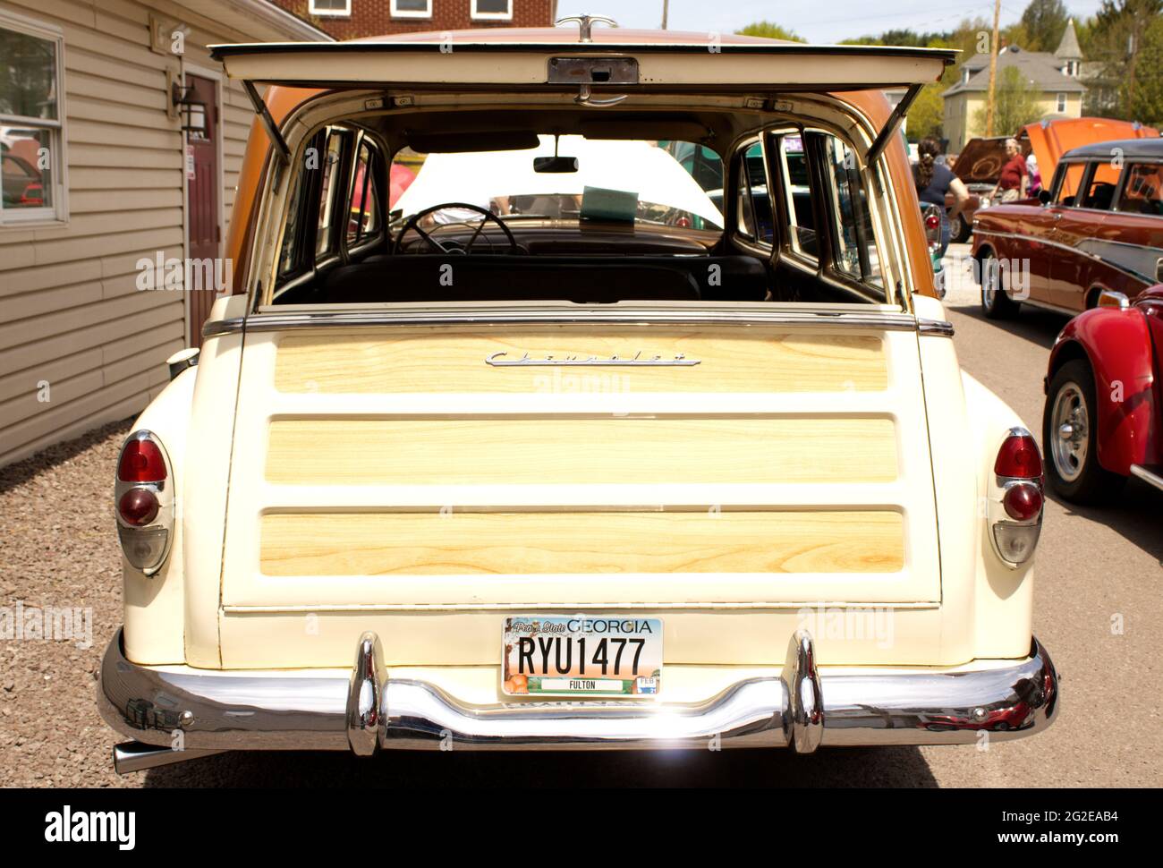 La parte posteriore di un vagone della stazione di Woody della Chevrolet degli anni '50 Foto Stock