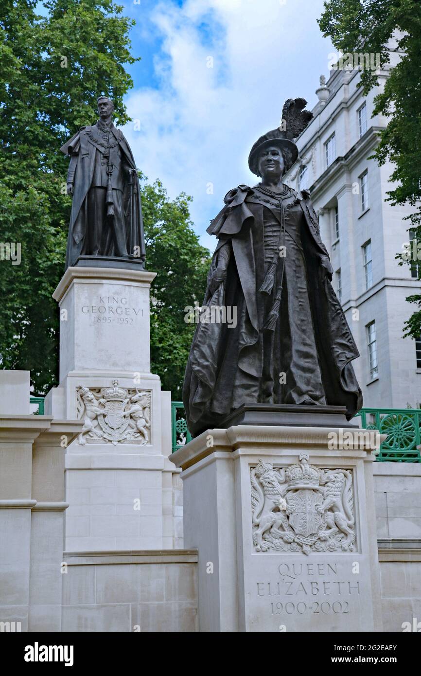Statue della Regina Elisabetta la Regina Madre e Re Giorgio V, genitori della Regina Elisabetta II, sul Centro commerciale. Foto Stock