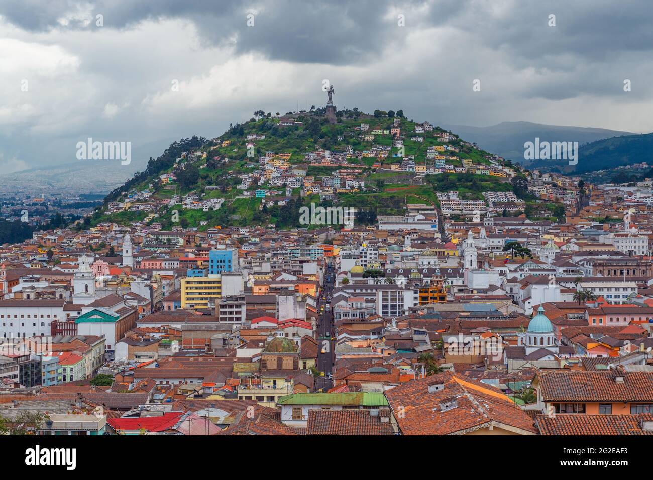Quito centro città con le nuvole drammatiche, Ecuador. Foto Stock