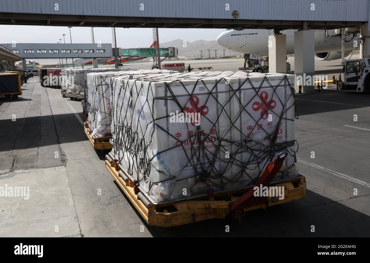 Kabul, Afghanistan. 10 Giugno 2021. Foto scattata il 10 giugno 2021 mostra pacchetti di vaccini cinesi COVID-19 in arrivo all'aeroporto internazionale Hamid Kazia di Kabul, capitale dell'Afghanistan. Un lotto di vaccini COVID-19 donati dal governo cinese è arrivato giovedì a Kabul, la capitale dell'Afghanistan. Credit: Rahmatullah Alizadah/Xinhua/Alamy Live News Foto Stock