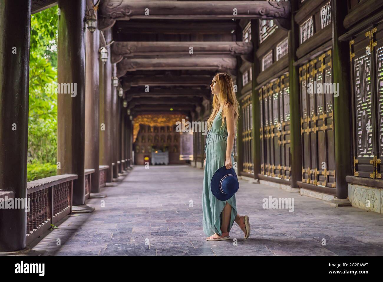 Donna turistica nella torre del tempio di Bai Dinh pagoda a Ninh Binh, Vietnam. Ripresa del turismo in Vietnam dopo la quarantena Coronovirus COVID 19 Foto Stock