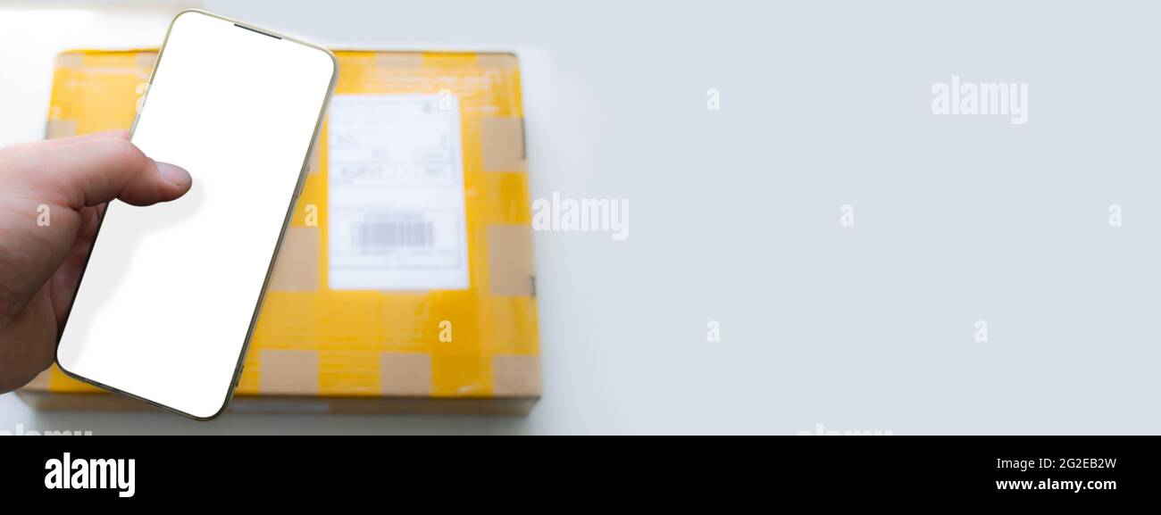 Esegue la scansione della confezione con il telefono. Scansione di un codice a barre. Foto Stock