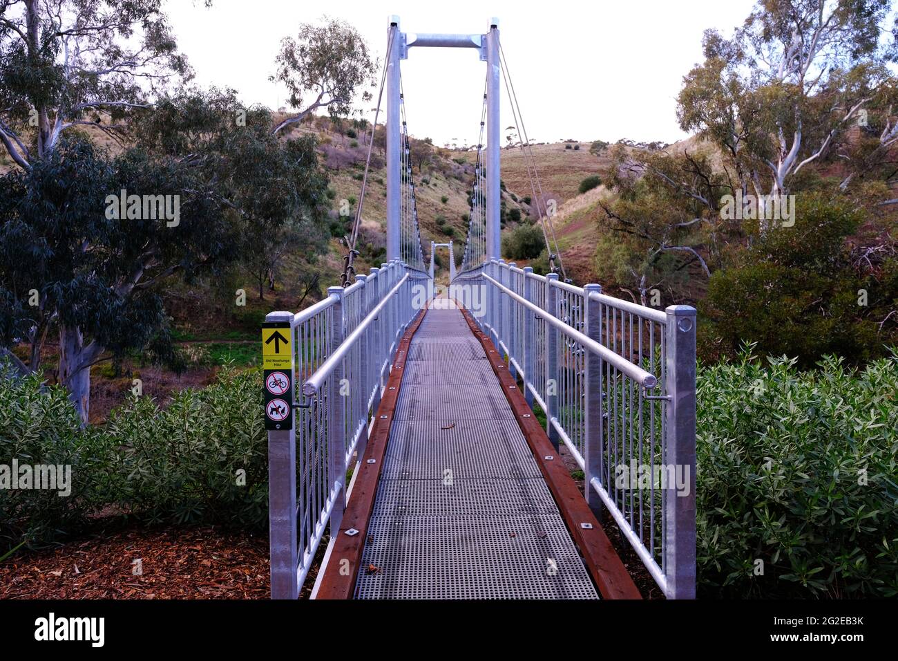 Il ponte sospeso che attraversa il fiume Onkaparinga a Old Noarlunga in Australia del Sud Foto Stock