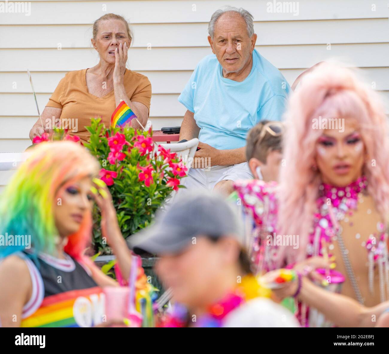 Collingswood, New Jersey, Stati Uniti. 10 Giugno 2021. ANNETTE VENEZIA, 80 (a sinistra), E GINO GIANNINI, 82, di Collingswood, New Jersey, guarda le regine drag prepararsi per la Haddon Township Pride Parade Giovedi nel centro di Collingswood. Credit: Jim Z. Rider/ZUMA Wire/Alamy Live News Foto Stock