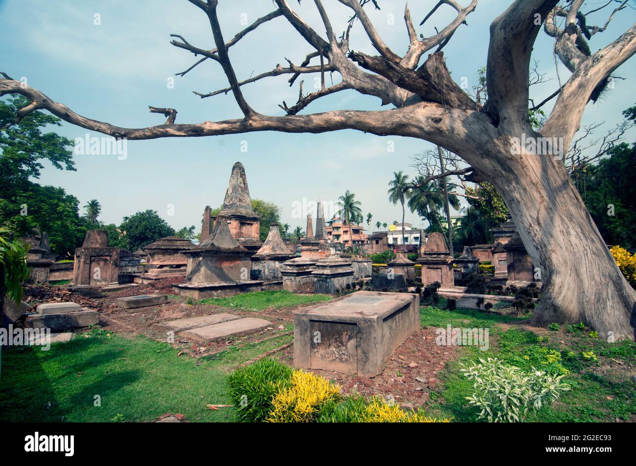 Il cimitero olandese di 250 anni sotto il rilevamento archeologico dell'India (ASI) nella città di Chinsurah nel Bengala occidentale, India Foto Stock