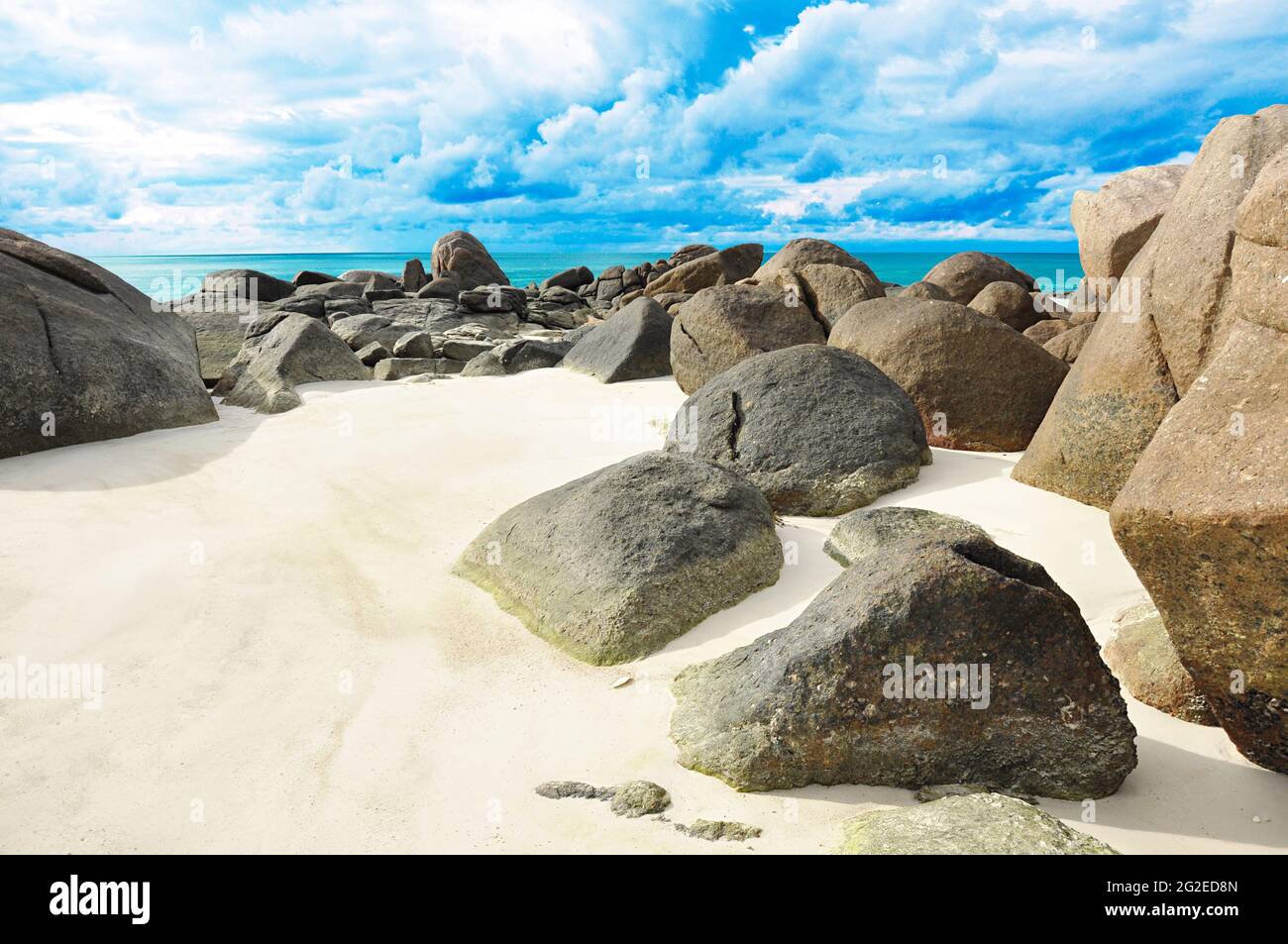 Rocce e sabbia sul mare - Lipe isola Thailandia Foto Stock