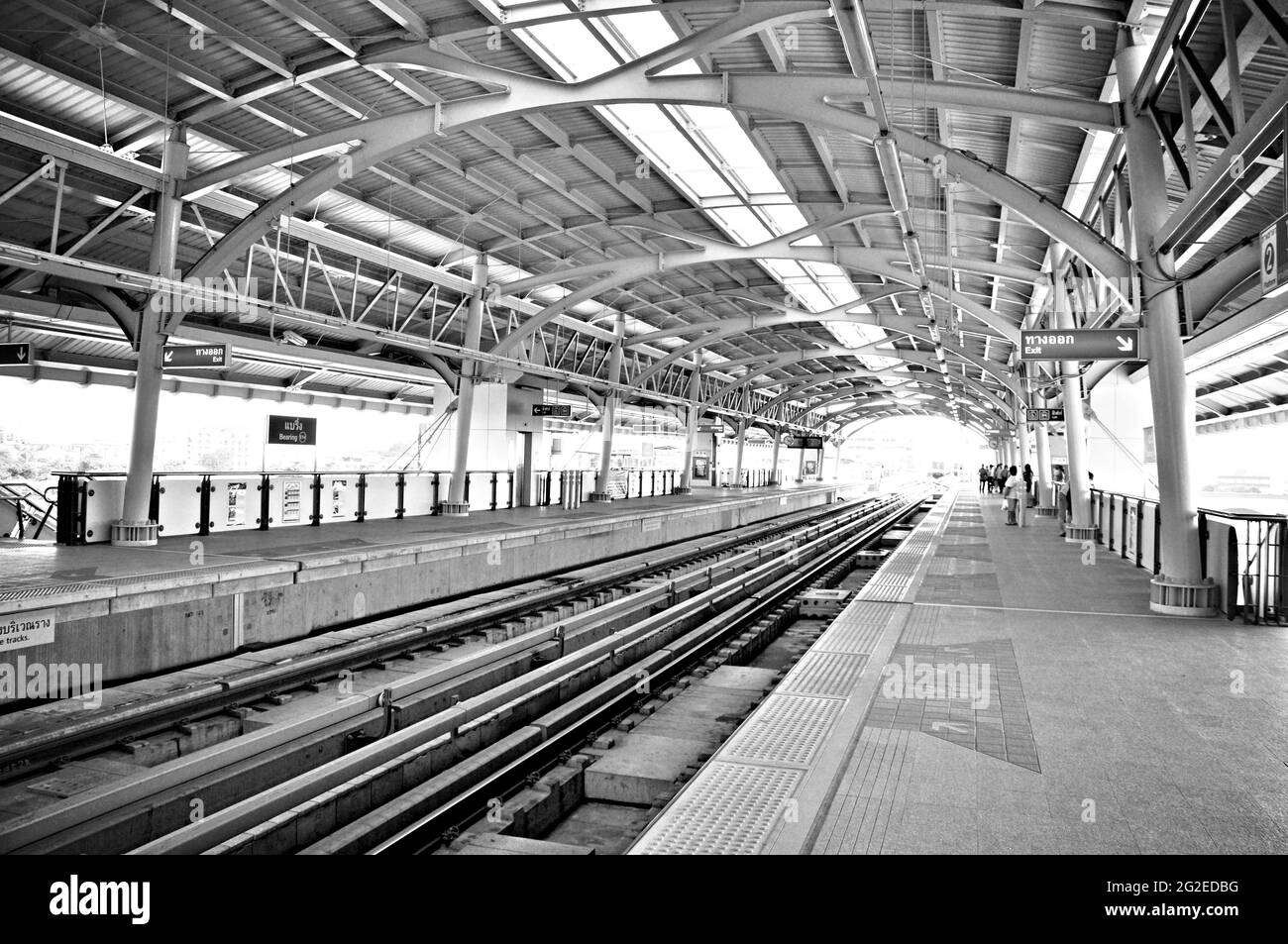 Binari del treno e piattaforme del treno sopraelevato a Bangkok Thailandia Foto Stock