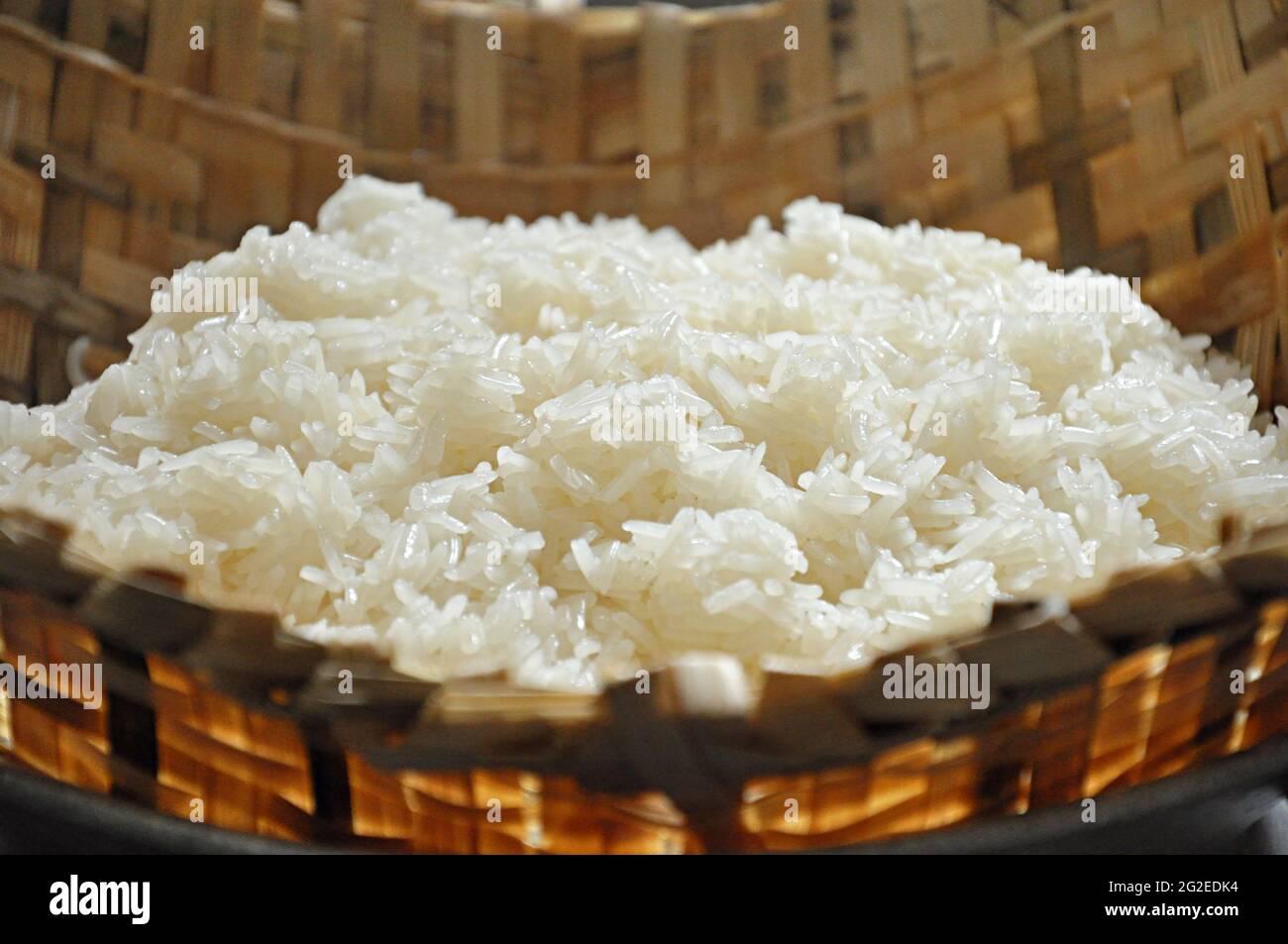 Riso appiccicoso in vaporiera di legno Foto stock - Alamy