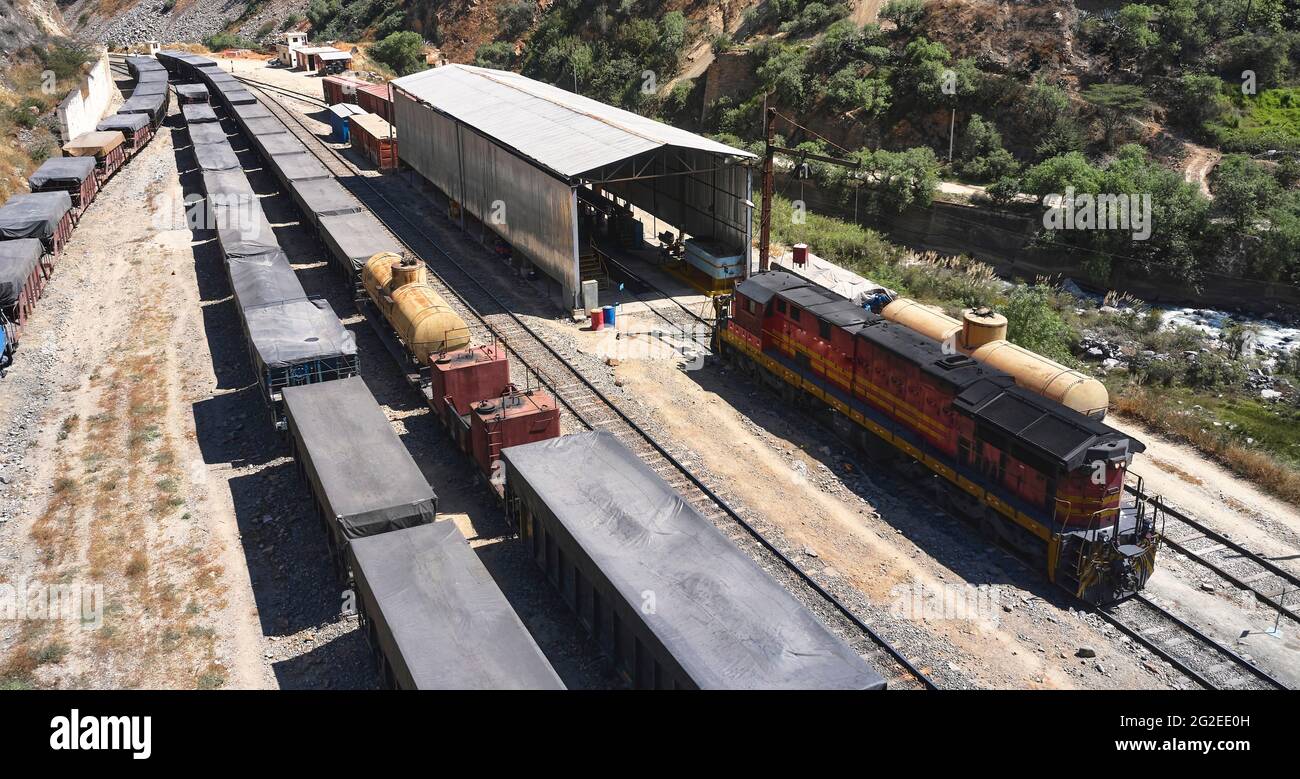 Vista aerea di diversi treni di carri ferroviari con merci alla stazione ferroviaria, vista dall'alto. Matucana - Perù Foto Stock