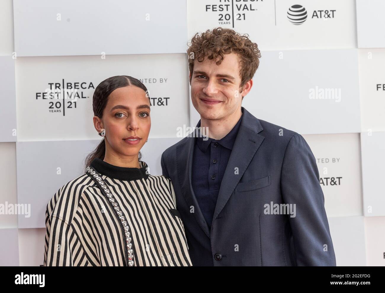 New York, NY - 10 giugno 2021: Attori Hayley Law e ben Rosenfield posano durante Mark, Mary & alcune altre persone premiere al Tribeca Film Festival al Waterfront Plaza, Battery Park City Foto Stock