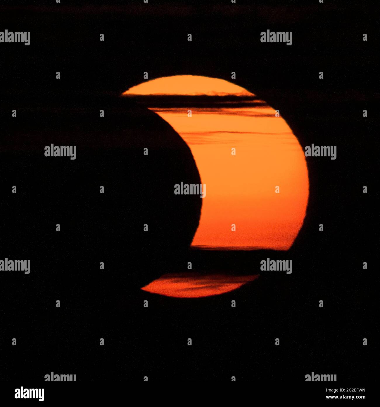Un'eclissi solare parziale è vista da Arlington, Virginia, giovedì 10 giugno 2021. L'eclissi solare anulare o "anello di fuoco" è visibile solo ad alcune persone in Groenlandia, Russia settentrionale e Canada. Credito fotografico: (NASA/Bill Ingalls) Foto Stock