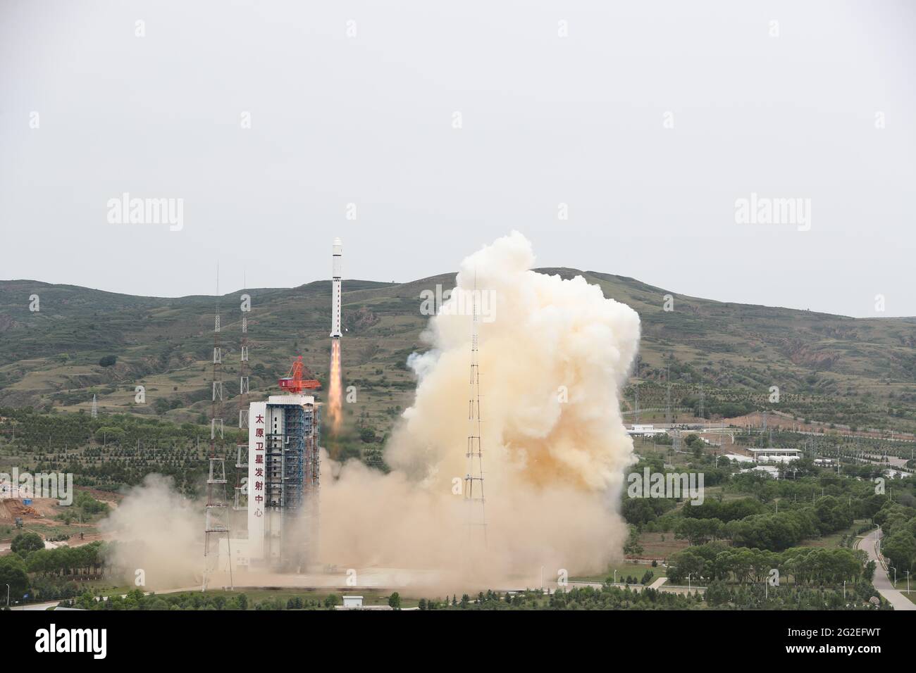 Taiyuan. 11 Giugno 2021. Un razzo lungo marzo-2D che trasporta quattro satelliti sfugge fuori dal centro di lancio satellite di Taiyuan nella provincia di Shanxi della Cina del nord, 11 giugno 2021. La Cina ha inviato quattro satelliti nelle orbite pianificate dal Centro di lancio satellite di Taiyuan nel nord della provincia di Shanxi venerdì. Credit: Zheng Taotao/Xinhua/Alamy Live News Foto Stock