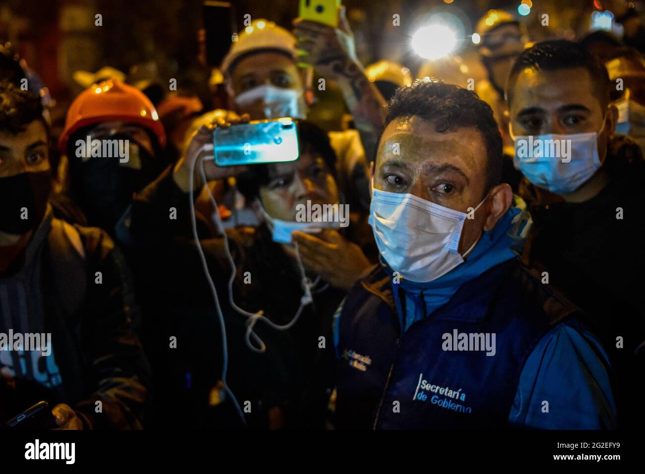 Problemi sociali e disordini disoniosi durante le manifestazioni Narino, governatore colombiano John Rojas, arriva a manifestazioni per calmare le cose mentre le manifestazioni si intensificavano a disordini e scontri tra dimostranti e la polizia maledica colombiana admiano manifestazioni anti-governative contro il presidente colombiano Ivan Duque, brutalità e disuguaglianze della polizia a Pato, Colombia il 9 giugno 2021. Foto Stock