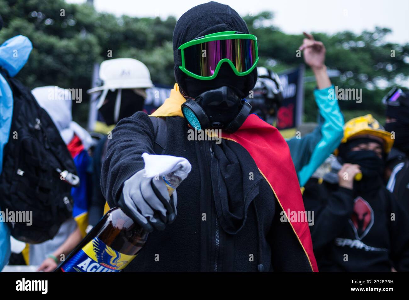 Un dimostratore si pone per una foto mentre tiene una bomba molotov mentre le orde hanno inondato le strade di medellin in in una protesta anti-governo contro il presidente Ivan Duque, brutalità e disuguaglianze della polizia, il 9 giugno 2021, a Medellin, Colombia Foto Stock