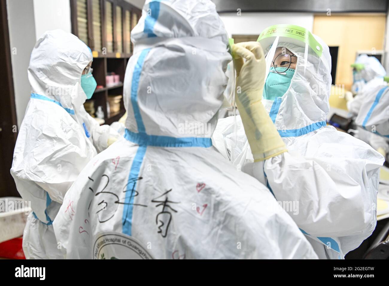 Guangzhou, Cina. 10 Giugno 2021. Il nuovo ciclo di test sugli acidi nucleici COVID-19 inizia a Guangzhou, Guangdong, Cina, il 10 giugno 2021.(Photo by TPG/cnsphotos) Credit: TopPhoto/Alamy Live News Foto Stock