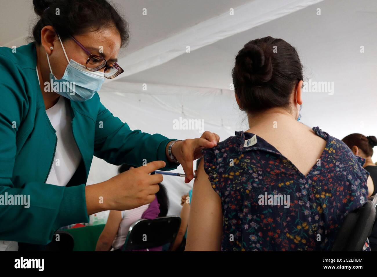 Non esclusivo: CITTÀ DEL MESSICO, MESSICO - GIUGNO 10: Una persona riceve una dose di Pfizer BioNTech durante la campagna di vaccinazione di massa per persone da 40 a 49 anni Foto Stock