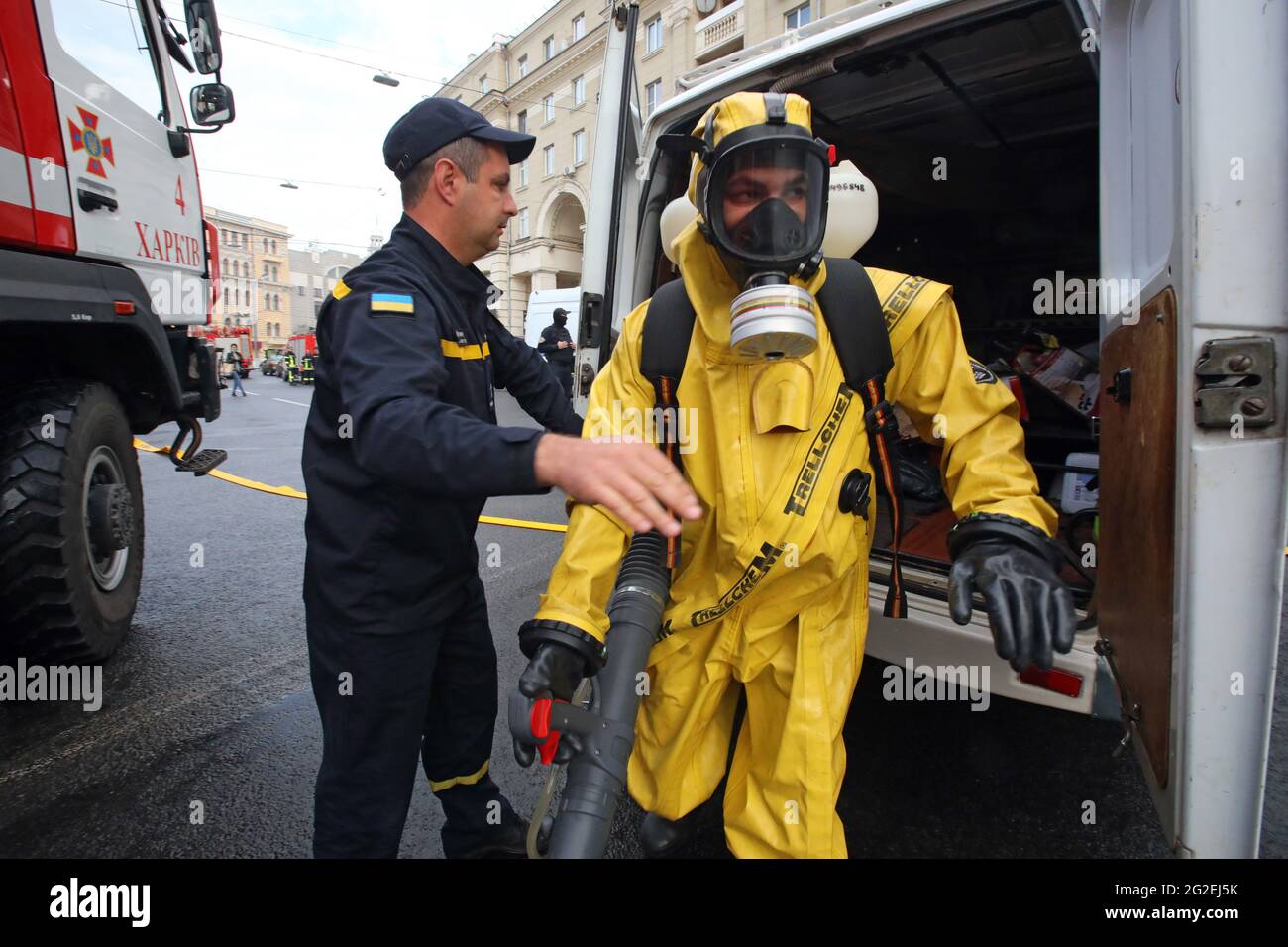 Non esclusivo: KHARKIV, UCRAINA - 10 GIUGNO 2021 - UN soccorritore in un vestito di nocciolo e una maschera a gas è raffigurato durante gli esercizi tattici speciali della Stat Foto Stock