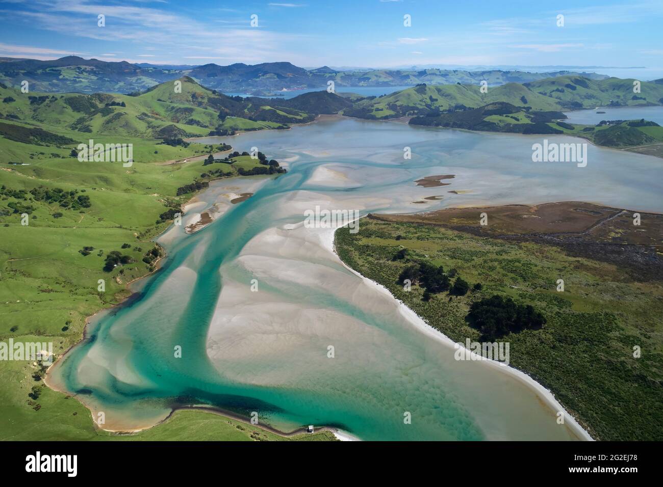 Hoopers Inlet e terreni agricoli, Penisola di Otago, Dunedin, Isola del Sud, Nuova Zelanda - aereo drone Foto Stock