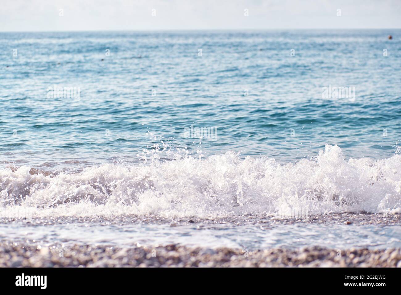 Mare mediterraneo luminoso e onde. Giorno di sole. Estate e riposo. Concetto di divertimento estivo. Bella carta da parati. Foto di alta qualità Foto Stock