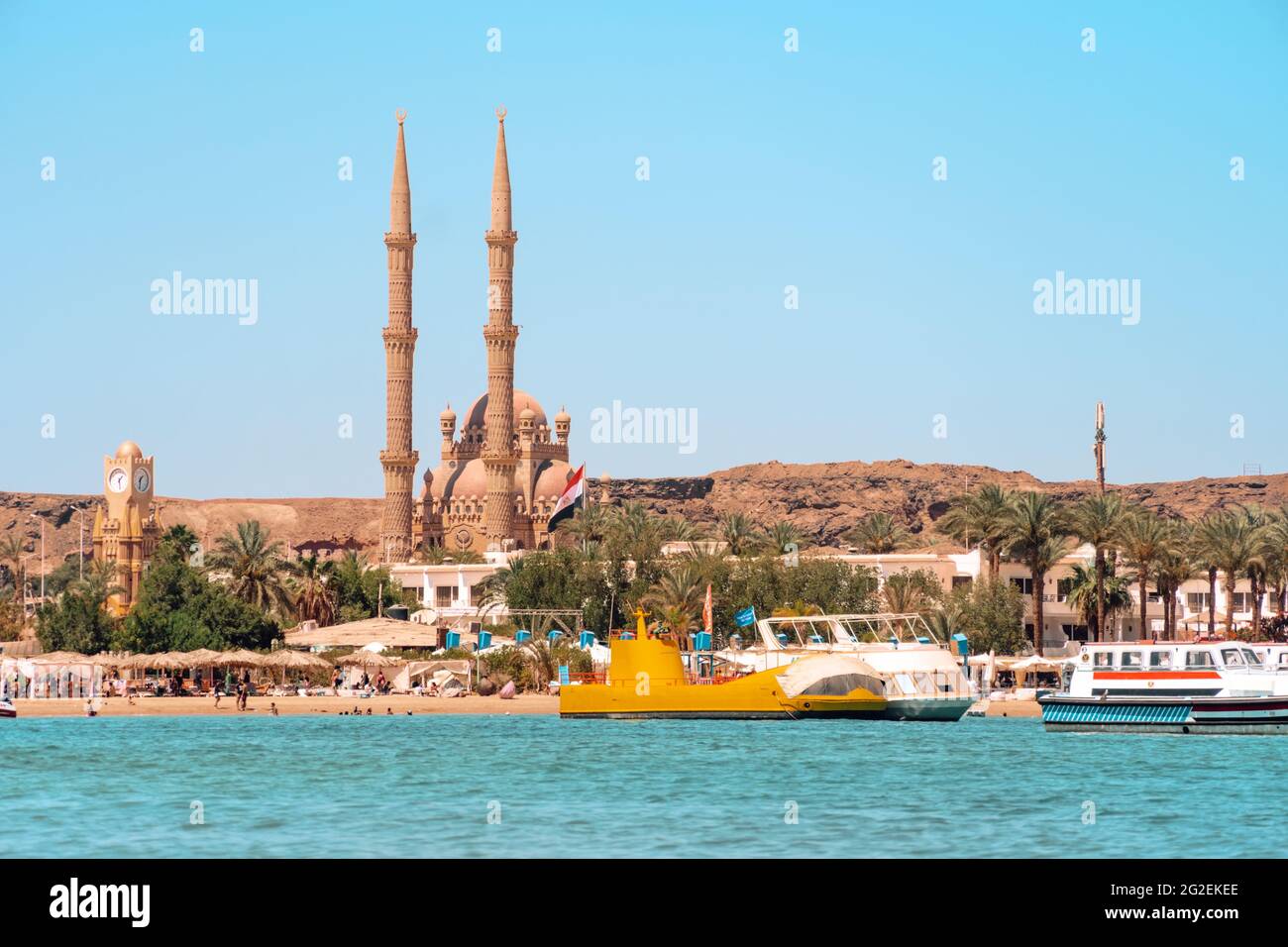 Anorama del vecchio mercato con la Moschea di al Sahaba a Sharm El Sheikh. Paesaggio urbano esotico con moderno tempio musulmano in stile architettonico arabo. Blu Foto Stock