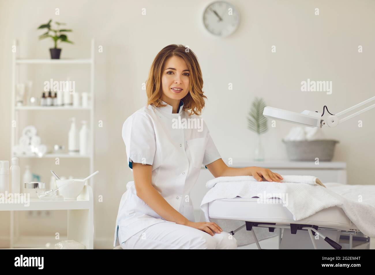 Donna cosmetologa o dermatologa che guarda la macchina fotografica in beauty spa salone Foto Stock