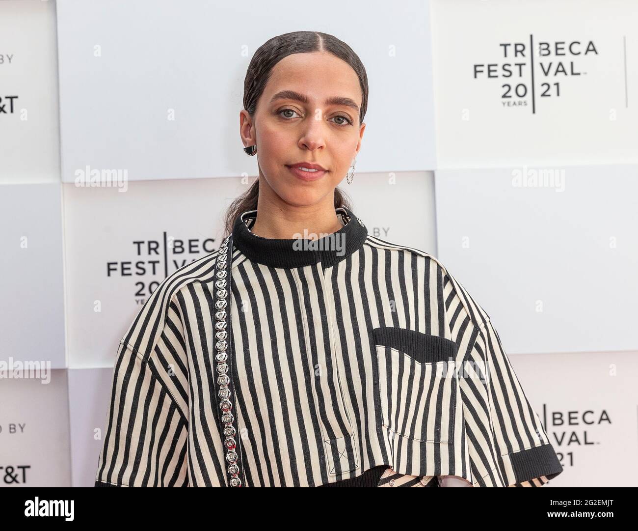 New York, Stati Uniti. 10 Giugno 2021. L'attrice Hayley Law indossa un abito di Louis Vuitton pone durante Mark, Mary & alcune altre persone premiere al Tribeca Film Festival a Waterfront Plaza, Battery Park City (Foto di Lev Radin/Pacific Press) Credit: Pacific Press Media Production Corp./Alamy Live News Foto Stock