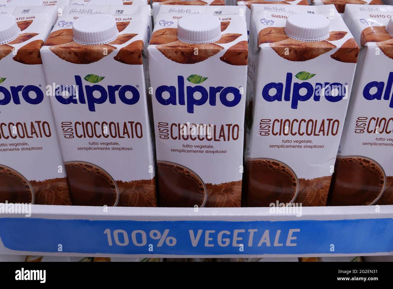 BEVANDE AL LATTE ALPRO ALL'INTERNO DEL MEGASTORE ALIMENTARE Foto Stock