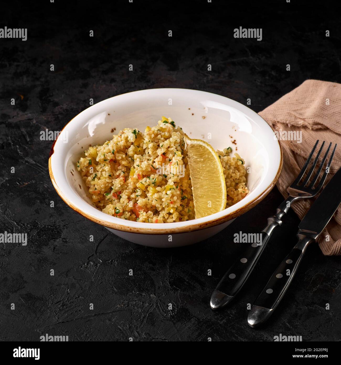 Bulgur Con Verdure Su Piatto Su Sfondo Nero Ardesia Cibo Sano Foto Per Il Menu Foto Stock Alamy