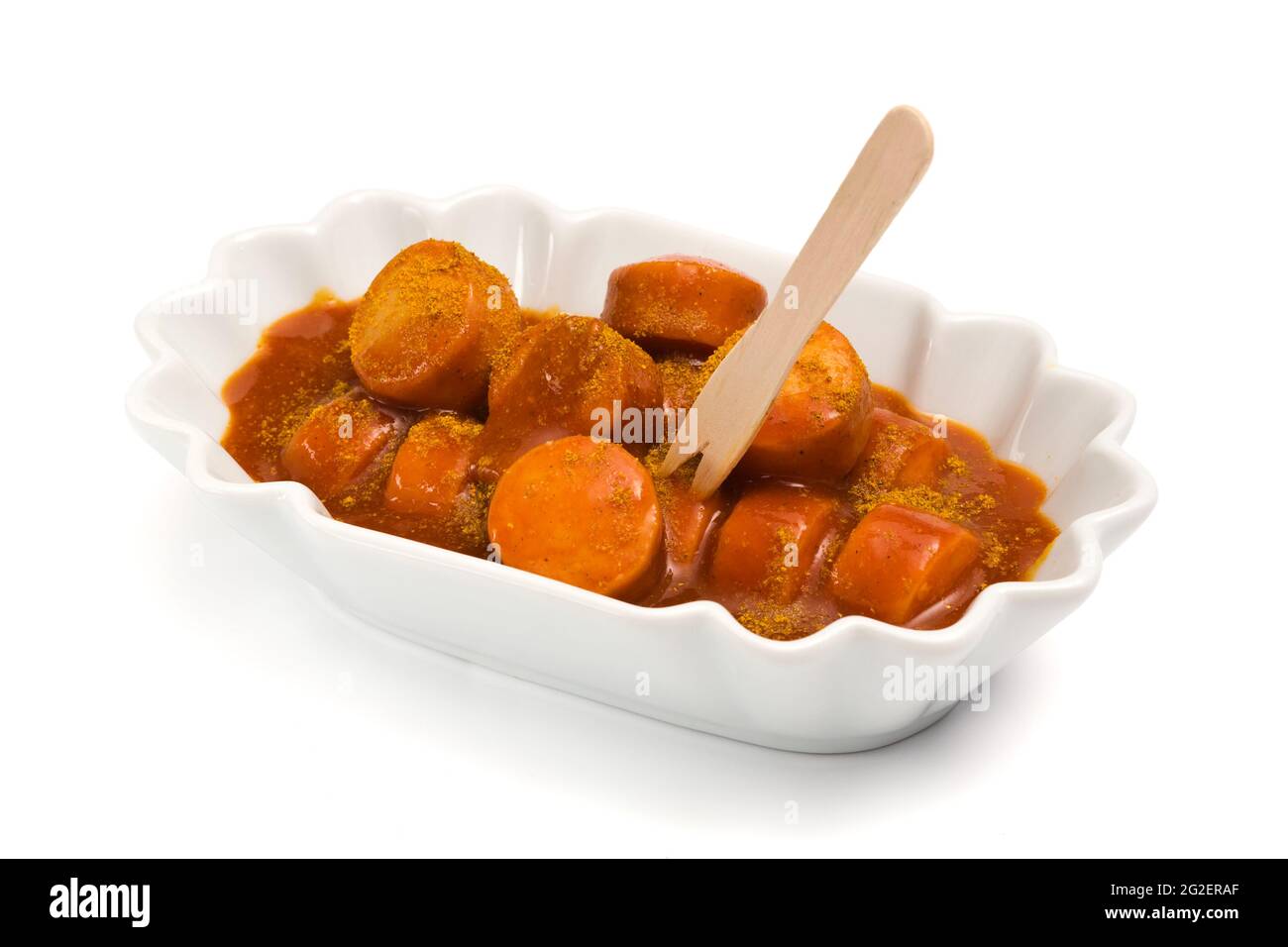 Currywurst tedesco, salsiccia a fette condita con salsa di pomodoro calda e curry in polvere, isolato Foto Stock