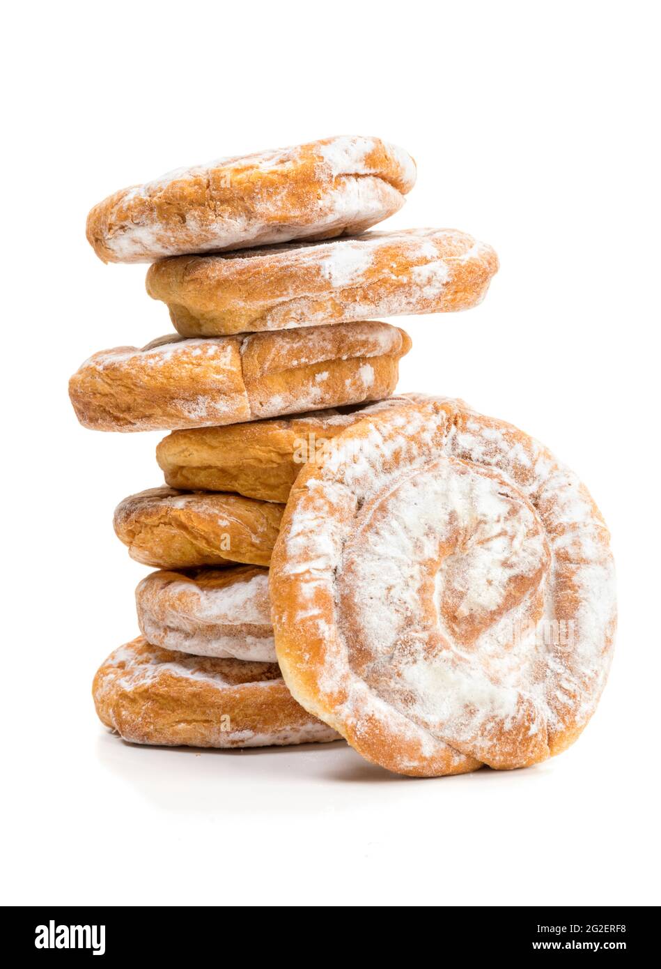 Pila di pasta spagnola a forma di spirale Ensaimadas tipica di Maiorca isolato su sfondo bianco Foto Stock