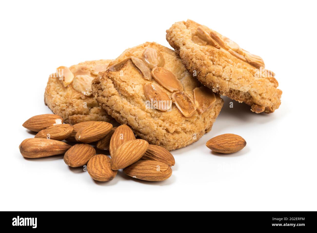 Mucchio di Almendrados, biscotti spagnoli di Maiorca, e mandorle isolate su sfondo bianco Foto Stock