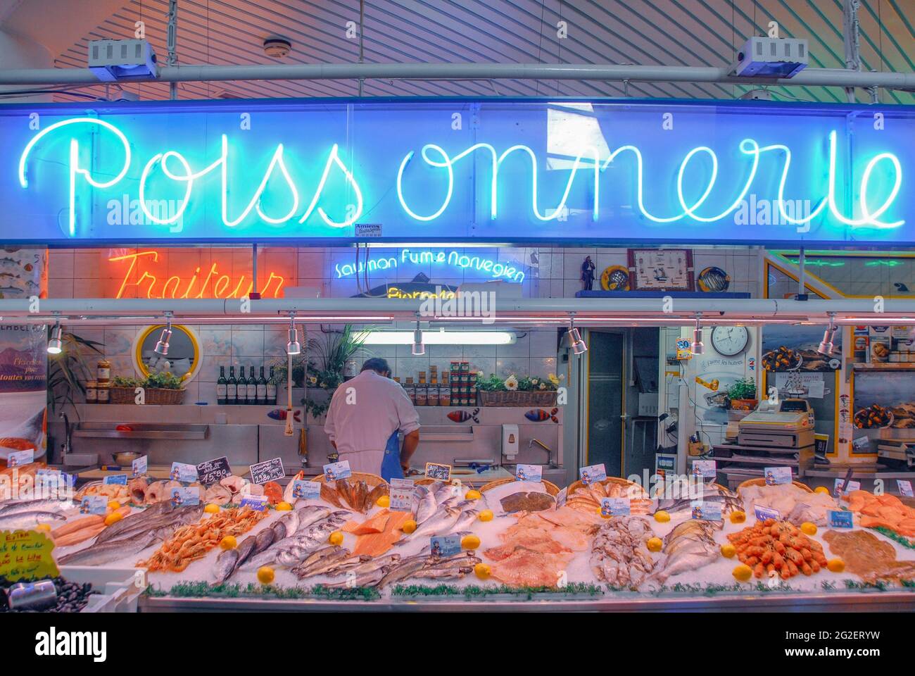 Pescivendolo al mercato interno "Les Halles du Beffroi" di Amiens, Francia Foto Stock