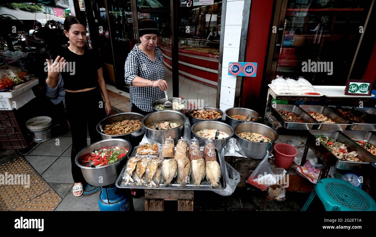 Low cost pronto a mangiare cucina di strada Foodservice lavoratori in stile tailandese Bangkok Thailandia Foto Stock