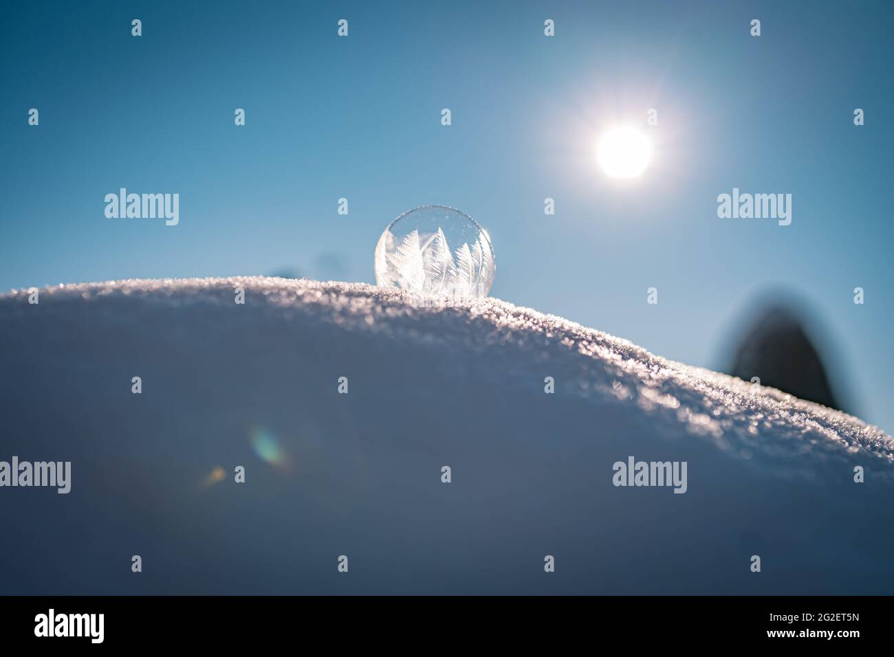 Bolle di sapone congelato con un bel motivo sulla neve Foto Stock