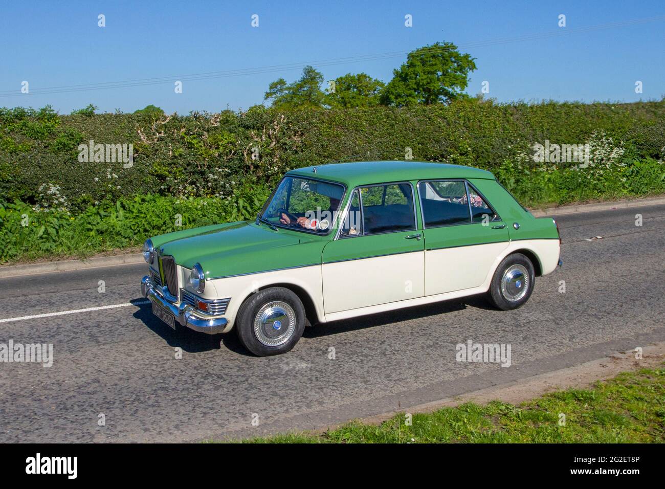 Berlina britannica Riley Kestrel 1100 1098 cc 4 porte verde anni '1966 60, in viaggio per la mostra di automobili di Capesthorne Hall, Cheshire, Regno Unito Foto Stock