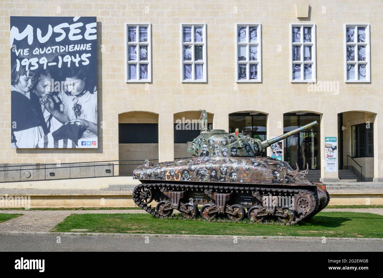 Il Mémorial de Falaise - la Guerre des Civils ricorda la vita quotidiana durante la seconda guerra mondiale. Jeff aerosol dipinse lo storico serbatoio di fronte al museo. Foto Stock