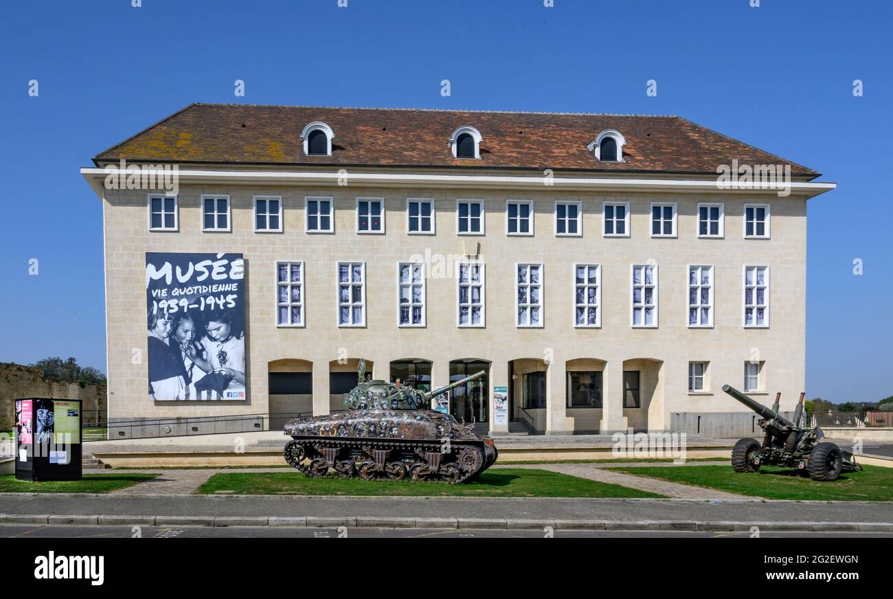 Il Mémorial de Falaise - la Guerre des Civils ricorda la vita quotidiana durante la seconda guerra mondiale. Jeff aerosol dipinse lo storico serbatoio di fronte al museo. Foto Stock