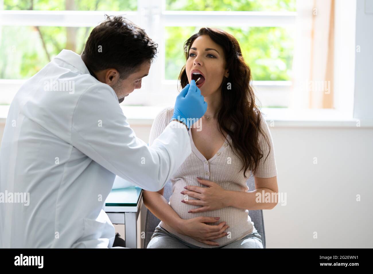 Boccale tampone DNA Test per la malattia. Controllo della saliva Foto Stock