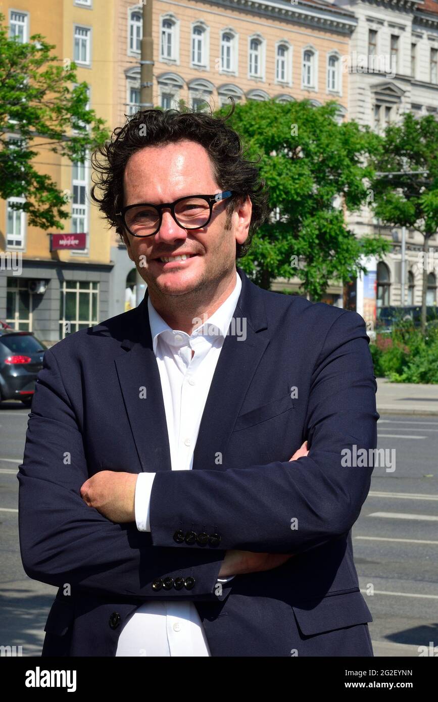 Vienna, Austria. 11th giugno, 2021. Tu sei Spaceship della Terra. 600 metri quadri di installazione artistica a Vienna nel 7th° distretto con il presidente di distretto Markus Reiter (i Verdi di Vienna). Credit: Franz PERC / Alamy Live News Foto Stock