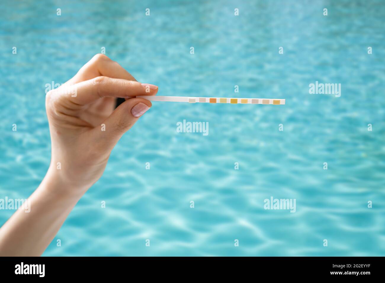 Servizio acqua piscina. Misurazione chimica del cloro per esterni Foto Stock