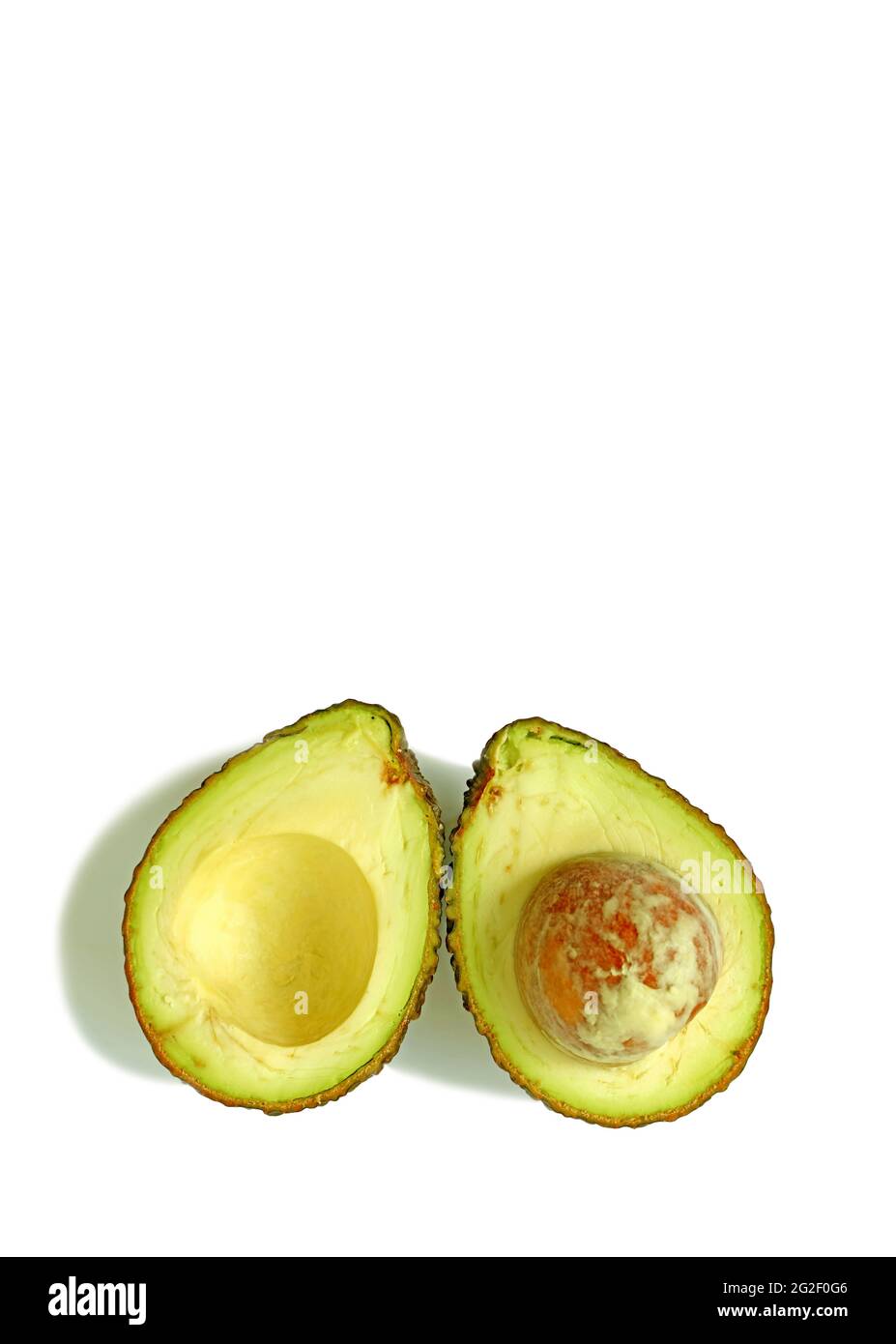 Tagliare in mezzo avocado fresco maturo isolato su sfondo bianco Foto Stock