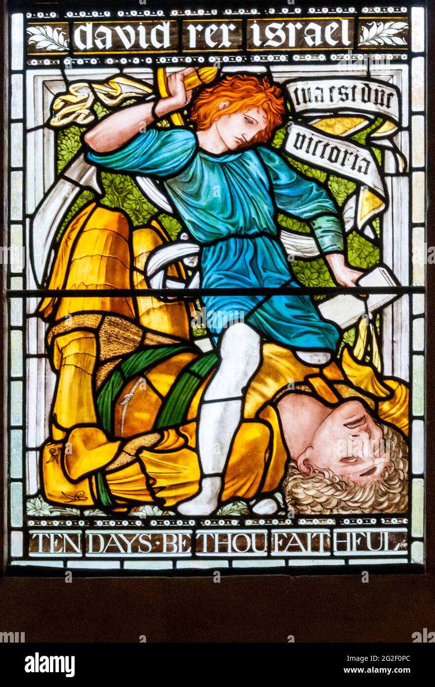 Dettaglio di Burne-Jones Vyner Memorial vetrate nella Lady Chapel of Christ Church Cathedral, Oxford. Mostra David e Goliath. Foto Stock