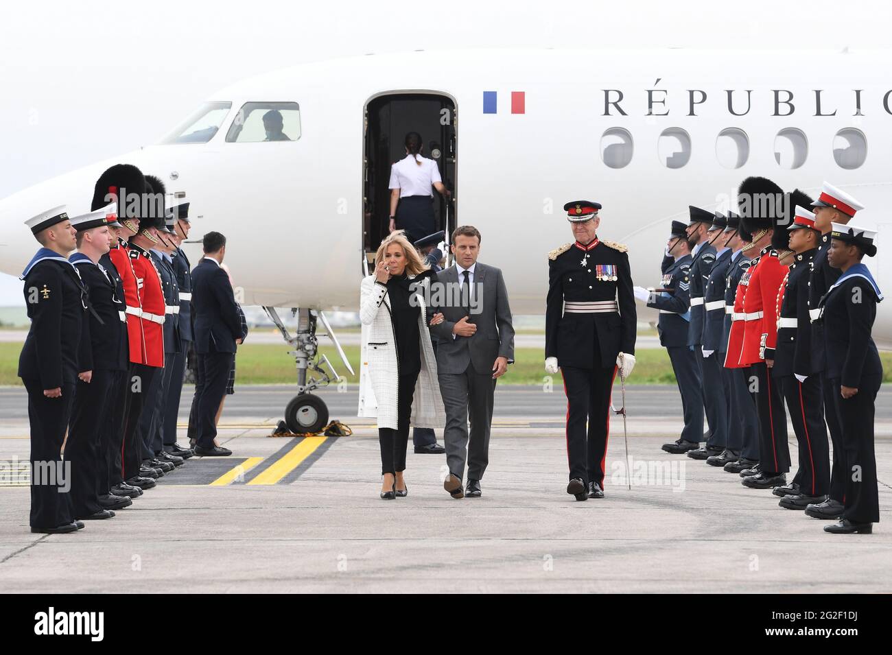 il presidente francese Emmanuel Macron e sua moglie Brigitte Macron arrivano all'aeroporto di Cornwall Newquay prima del vertice del G7. Data immagine: Giovedì 10 giugno 2021. Foto Stock