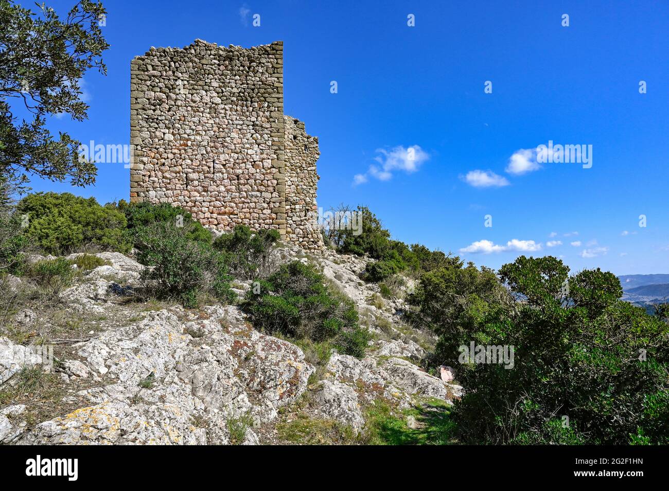 La torre di Lansac è l'ultimo testimone del villaggio precedentemente situato sulla cima della collina e distrutto da Simon de Montfort. Foto Stock