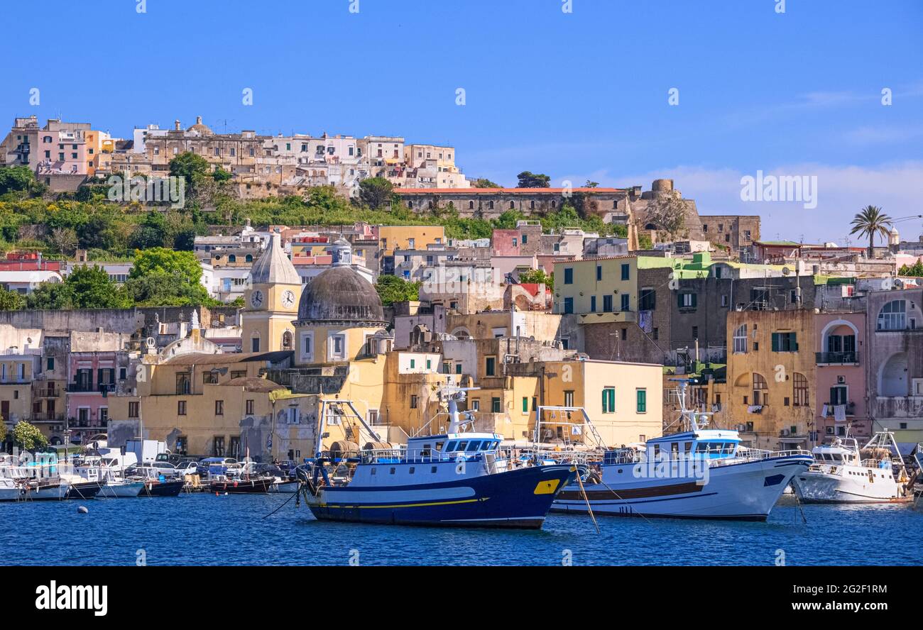 Vista panoramica di Procida, capitale italiana della cultura 2022: Case colorate, caffè e ristoranti, barche da pesca a Marina Grande.in Baia di Napoli. Foto Stock