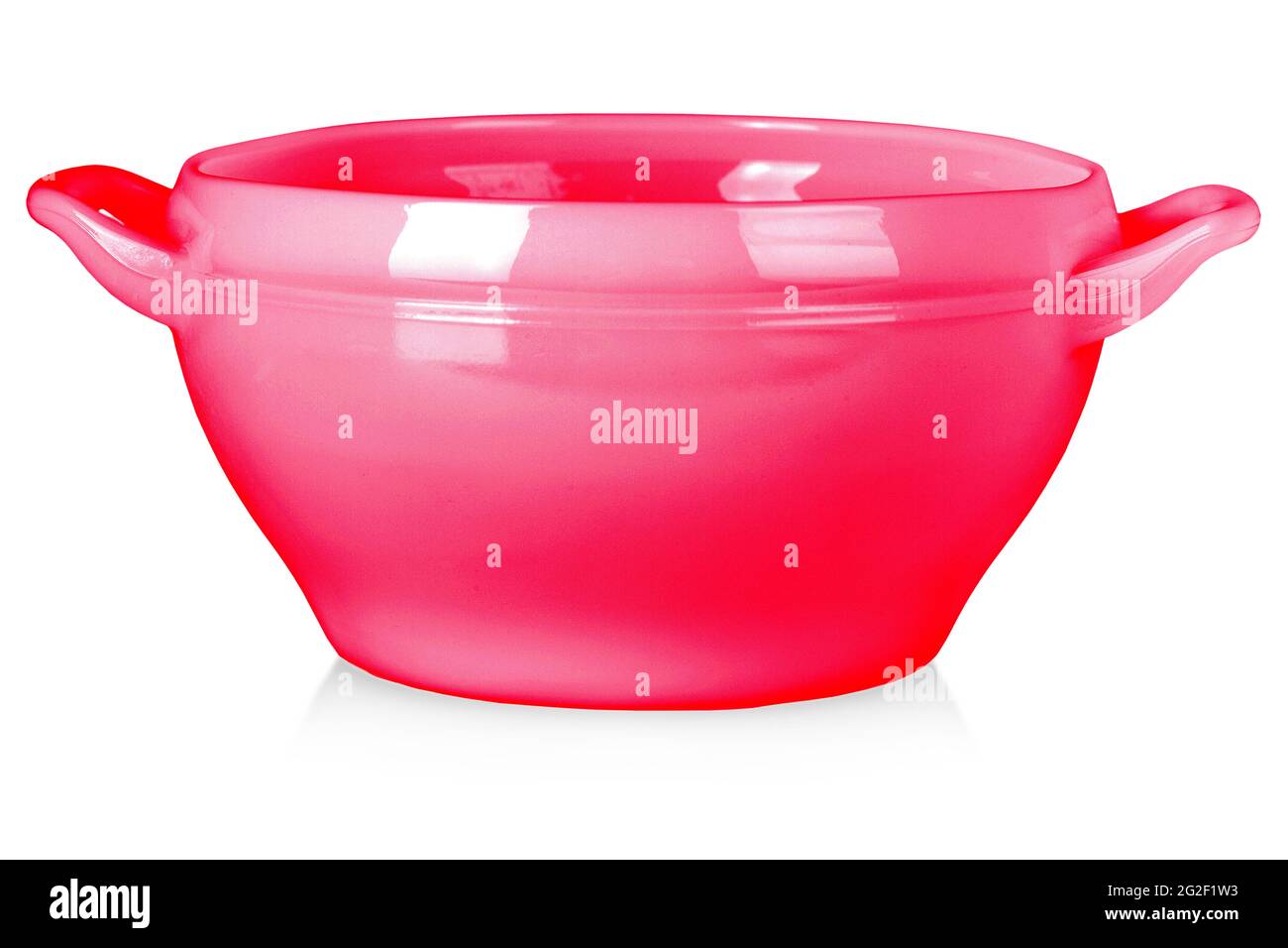 Piastra rossa profonda con manici per zuppa isolata su fondo bianco Foto Stock
