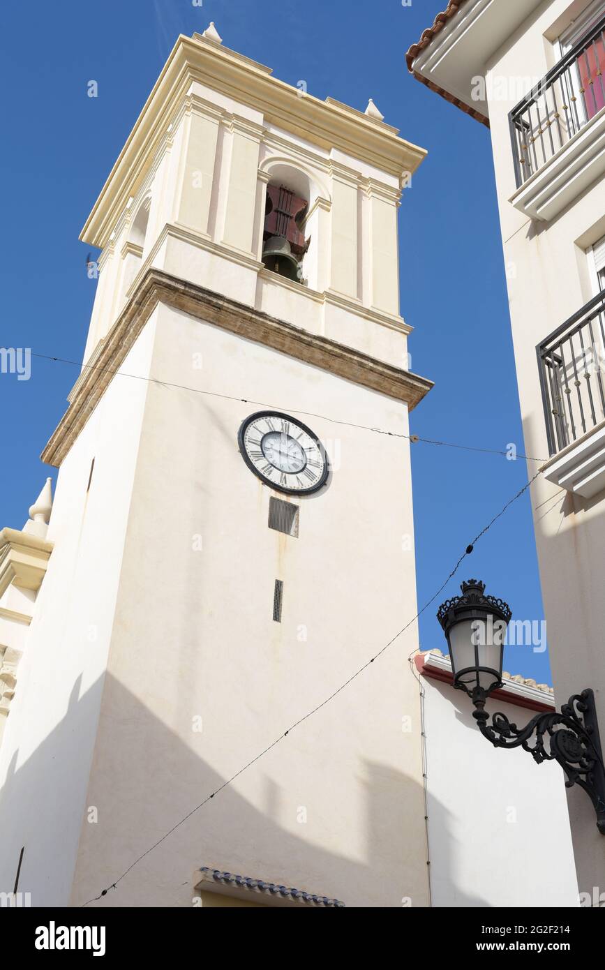 Chiesa campanile con un orologio in una giornata di sole, situato nella località turistica di Benidorm, Spagna. Foto Stock